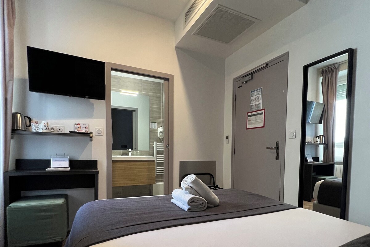 Standard Double Room | Desk, blackout drapes, soundproofing, iron/ironing board (on request)