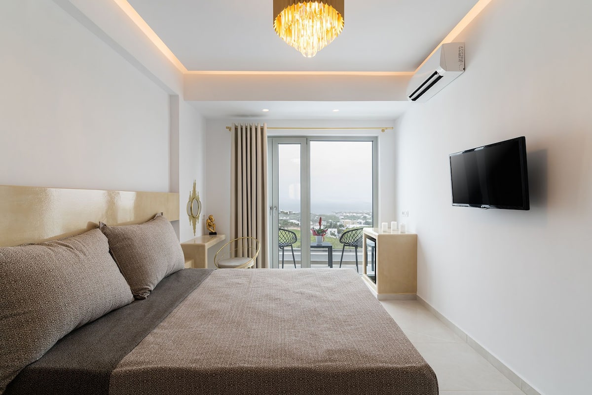 Suite (Golden) | 1 bedroom, in-room safe, desk, soundproofing