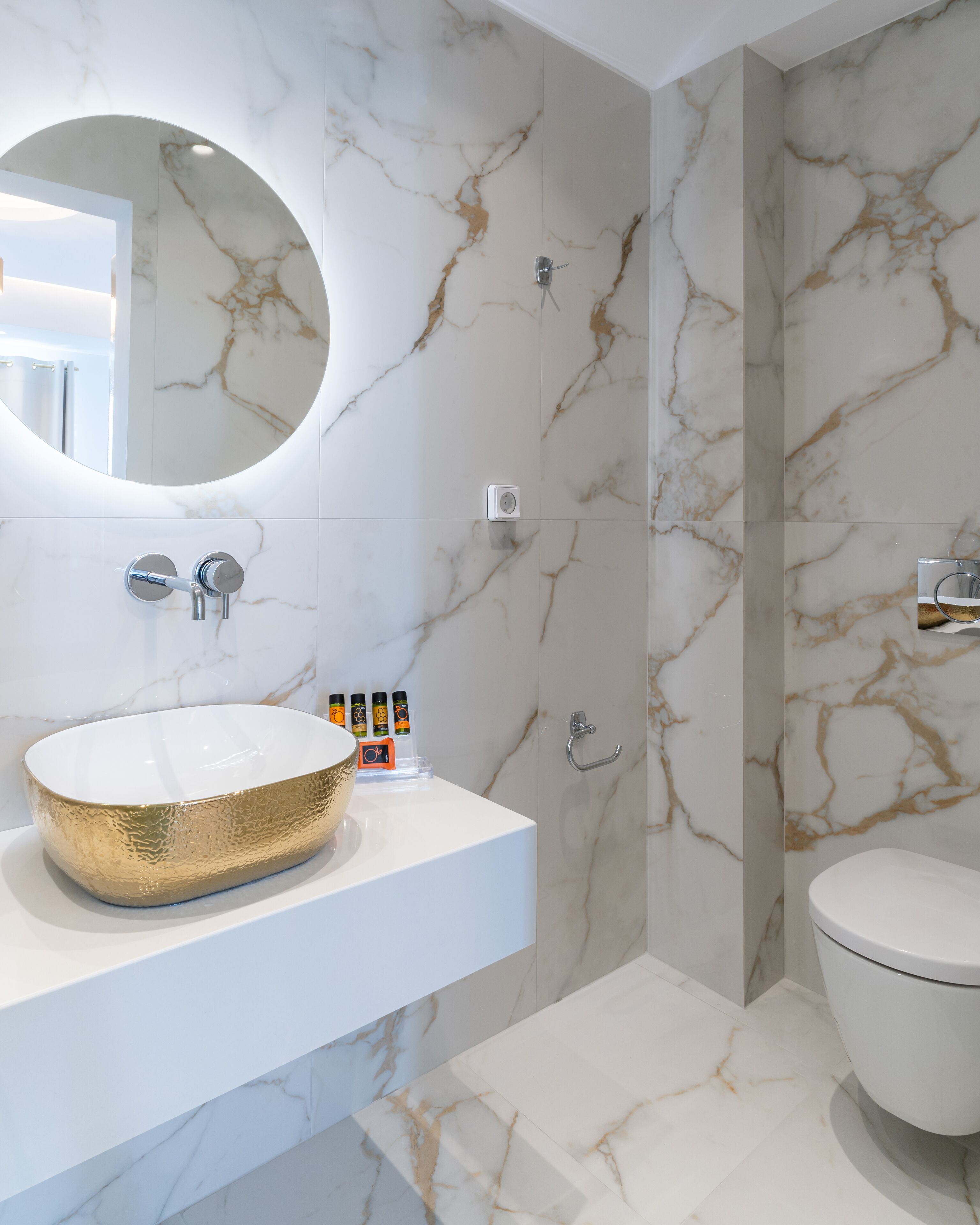 suite (golden) | bathroom | shower, hair dryer, bidet, towels