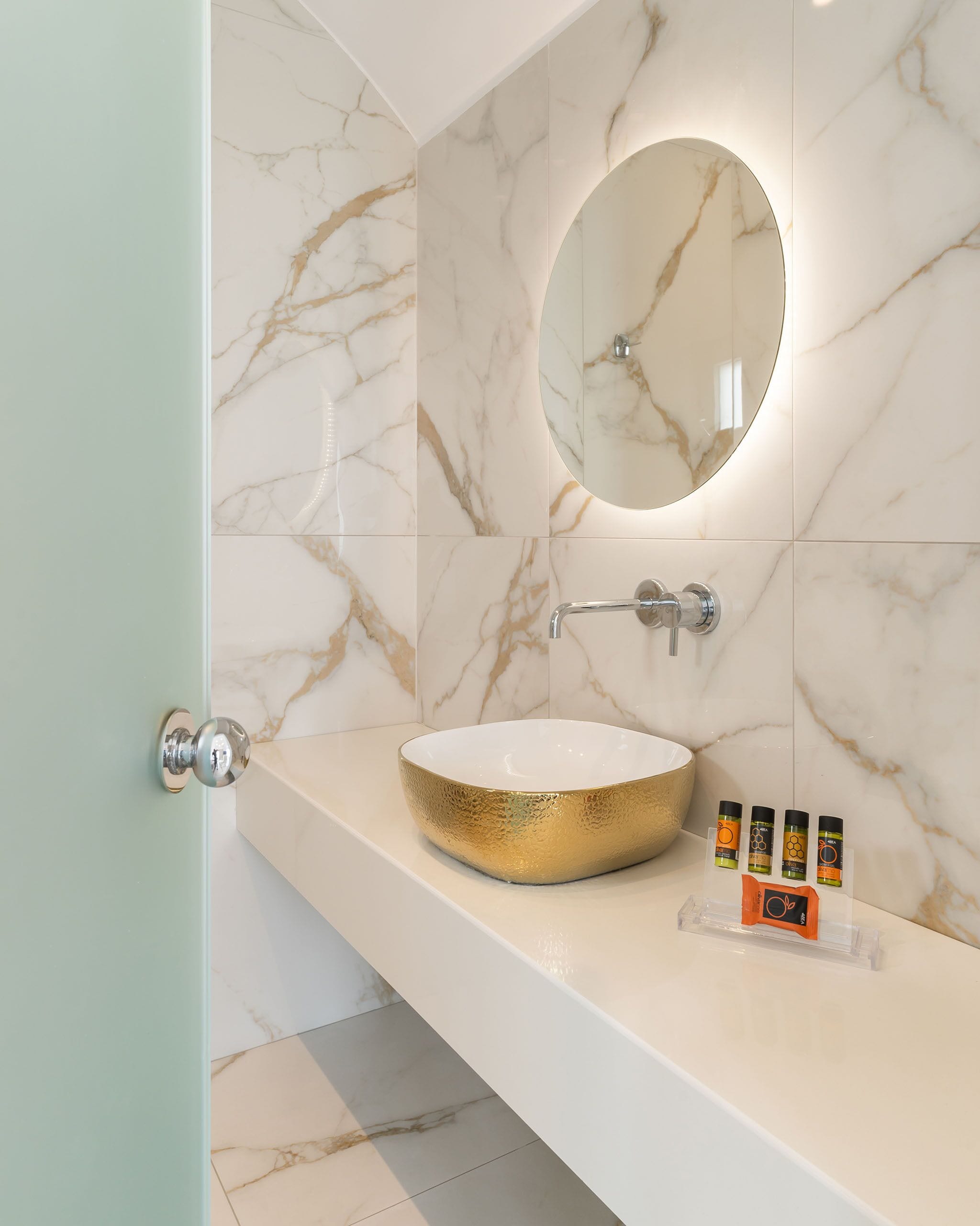 executive suite | bathroom | shower, hair dryer, bidet, towels