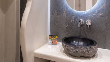 Junior Suite | Bathroom | Shower, hair dryer, bidet, towels