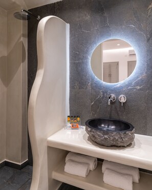 Junior Suite | Bathroom | Shower, hair dryer, bidet, towels - Golden Star (Santorini)