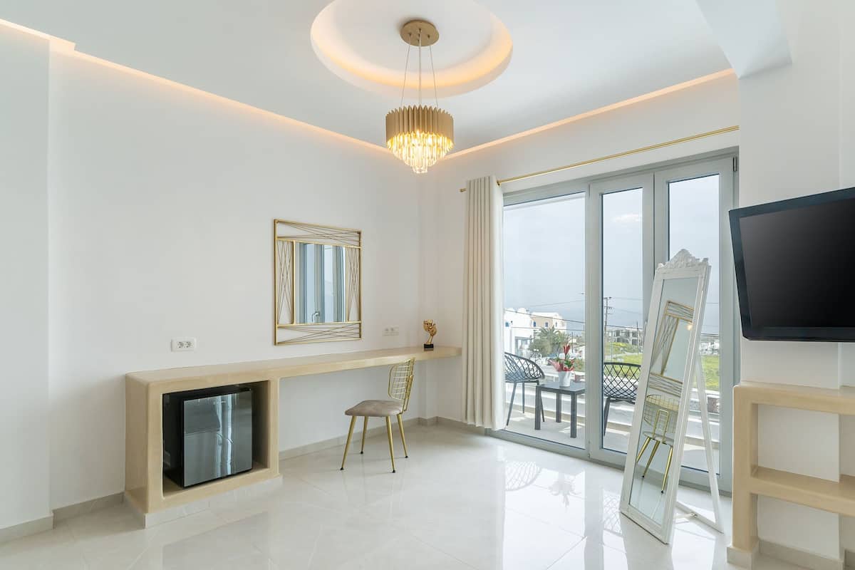 Executive Suite | 1 bedroom, in-room safe, desk, soundproofing