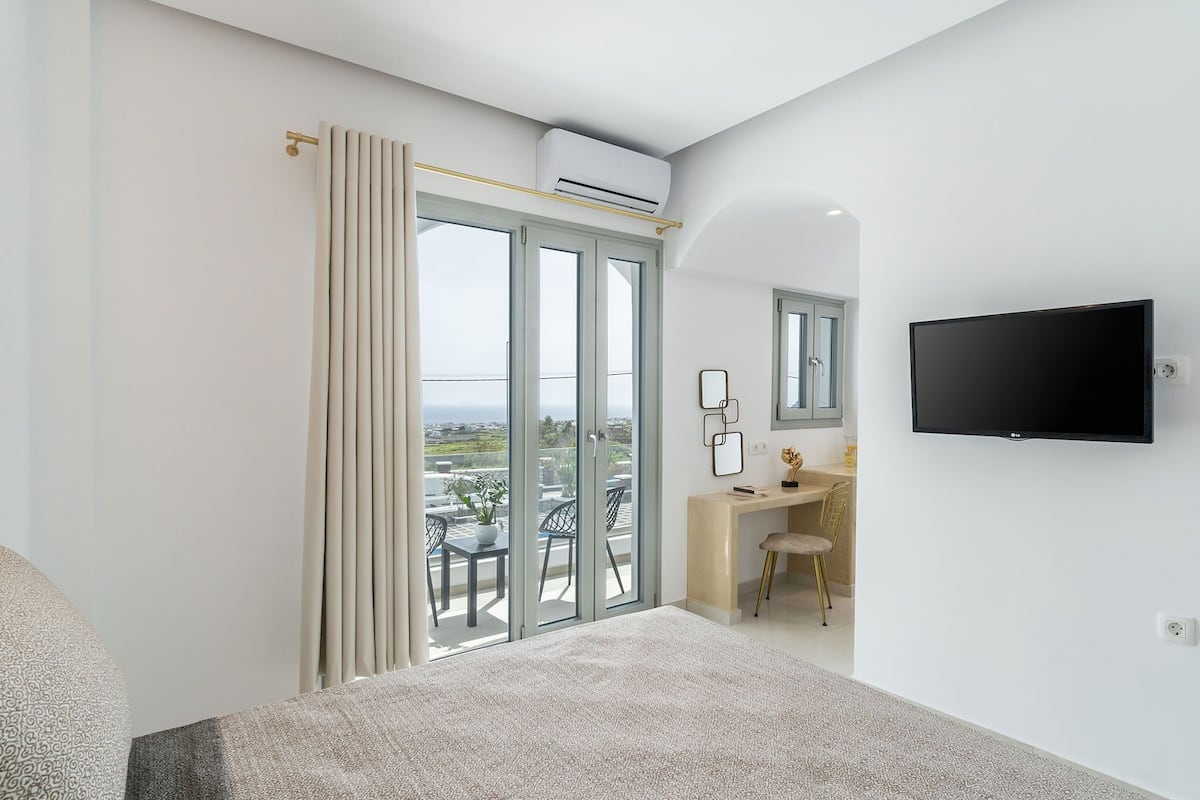 Suite (King) | 1 bedroom, in-room safe, desk, soundproofing