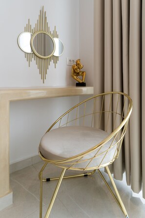 In-room safe, desk, soundproofing, iron/ironing board - Golden Star (Santorini)