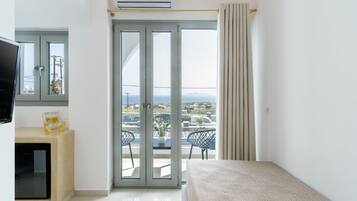 Suite (King) | In-room safe, desk, soundproofing, iron/ironing board