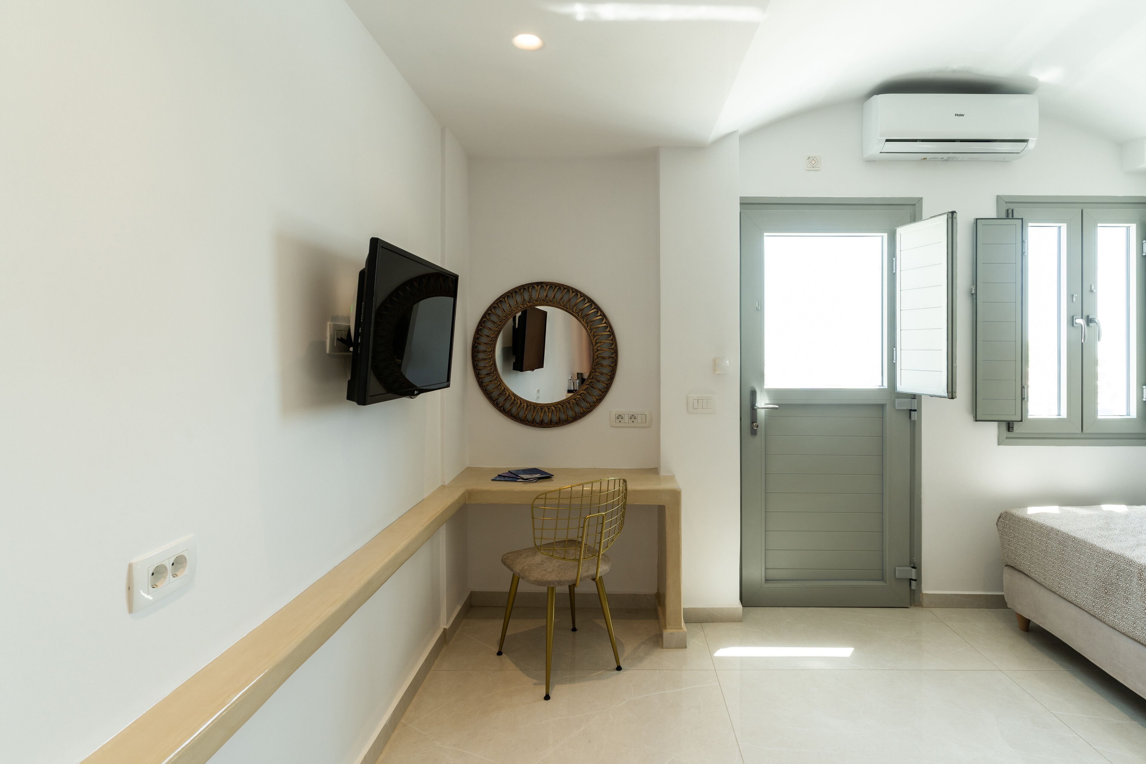Un dormitorio moderno con una cama, un escritorio y una silla.