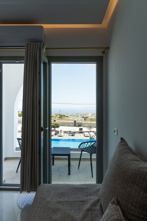 Suite (King) | Bathroom | Shower, hair dryer, bidet, towels - Golden Star (Santorini)