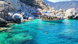 Una spiaggia nelle vicinanze, sabbia bianca, cabine da spiaggia gratuite