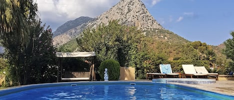 Piscine extérieure (ouverte en saison), parasols de plage