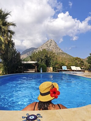 حمّام سباحة خارجي موسمي، مظلات على حمّام السباحة، مقاعد للتشمس