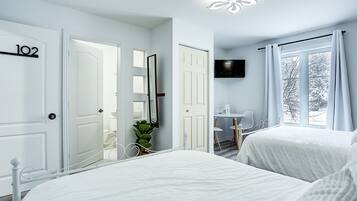 Chambre Deluxe double, 2 grands lits, non-fumeur, salle de bain privée | Literie de qualité, lit avec matelas en mousse à mémoire