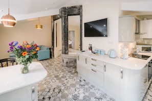 Apartamento superior, 1 cama King, sauna seca | Cozinha privada | Cafeteira/chaleira, chaleira elétrica