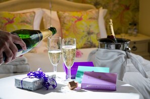 Deluxe tweepersoonskamer, 1 kingsize bed, bad | Champagnedienst