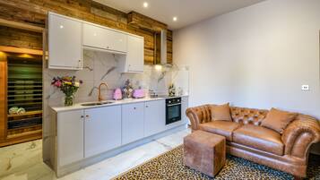 Luxury Suite, 1 King Bed, Sauna | Private kitchen