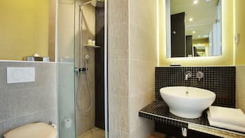 Shower, pancuran hujan, perlengkapan mandi gratis, dan pengering rambut