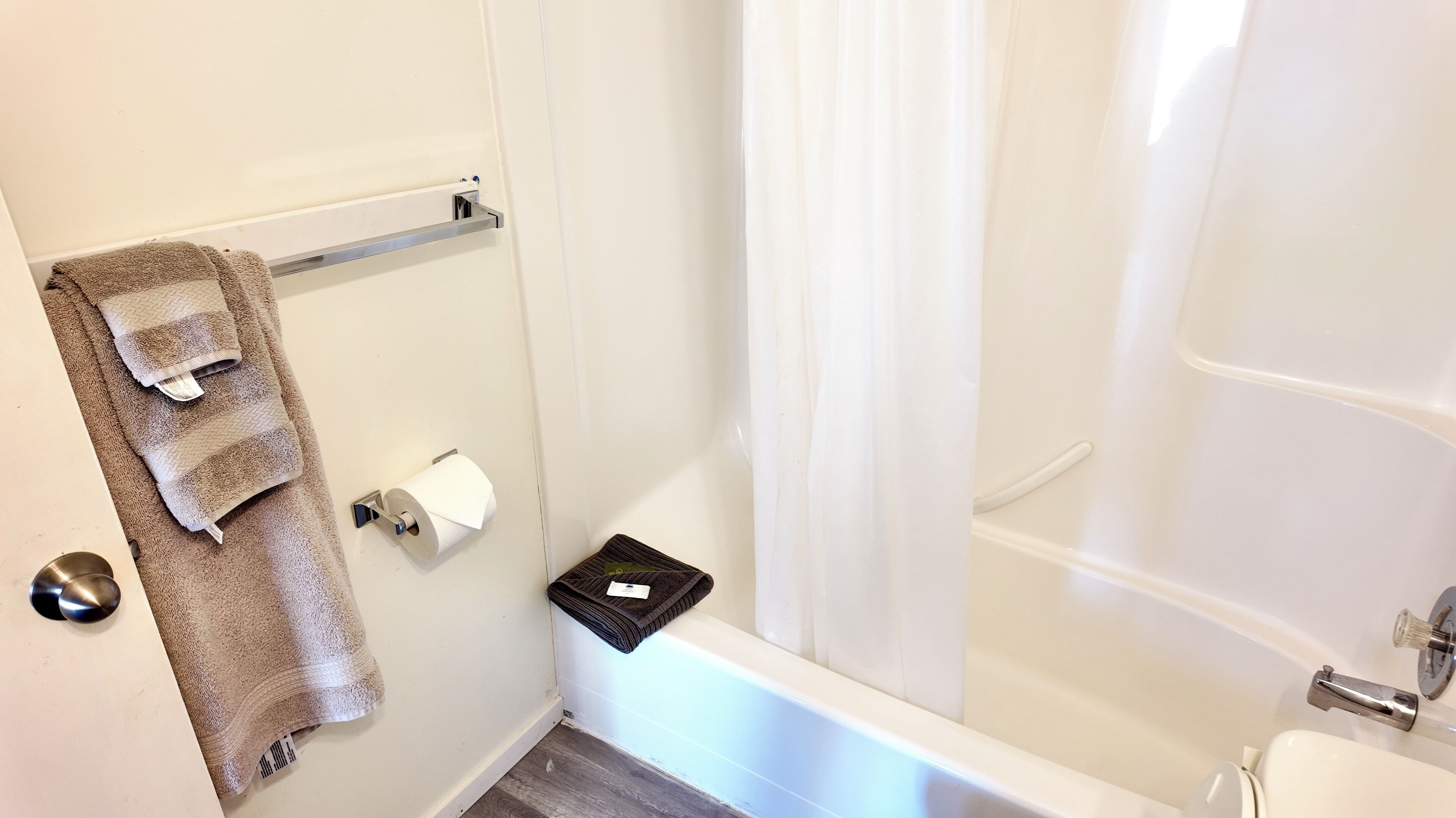 Room with King Bed Non Smoking (Non Pet Friendly) | Salle de bain | Ensemble baignoire-douche, articles de toilette (gratuits)