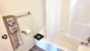 Room with King Bed Non Smoking (Non Pet Friendly) | Baño | Tina con regadera, amenidades de baño gratuitas, toallas 