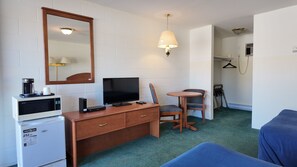 Room with 2 Queen Beds Non Smoking (Non Pet Friendly) | Área de sala de estar | Televisión 