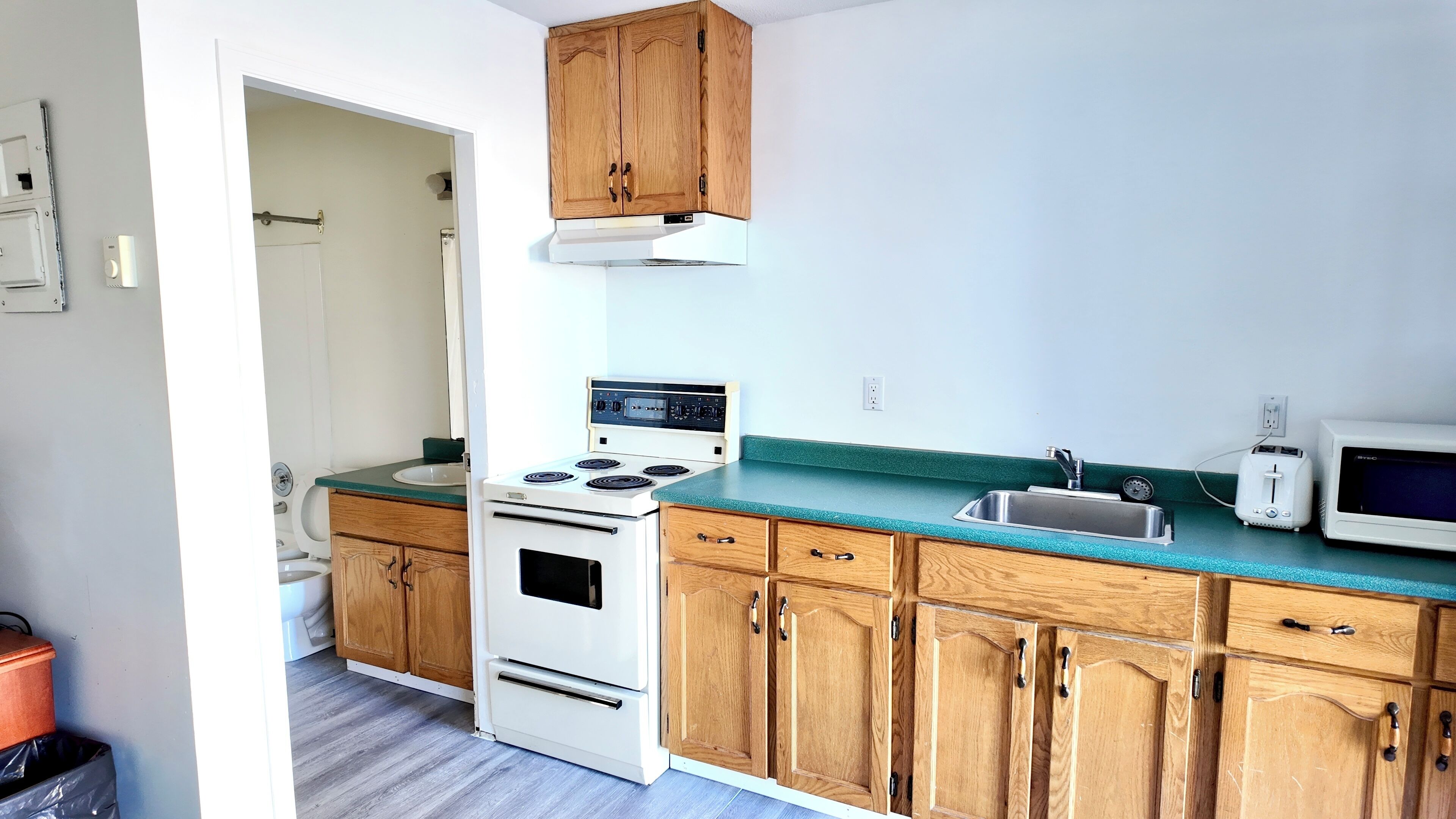 Queen Room with Kitchenette Non Pet Friendly | Escritorio y wifi gratis 