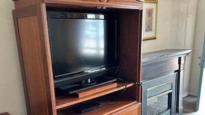 デラックス スイート クイーンベッド 1 台 ジェットバス | 1 室のベッドルーム、デスク、ノートパソコン用作業スペース、遮光カーテン
