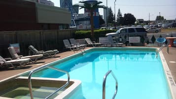 Piscina externa sazonal, funciona das 9h às 21h, espreguiçadeiras