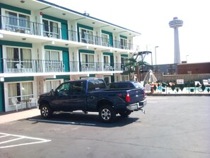 Self-parking (surcharge) 15 per night - Rainbow Motor Inn - By the Falls (Niagara Falls)