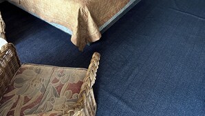 デラックス スイート クイーンベッド 1 台 ジェットバス | 1 室のベッドルーム、デスク、ノートパソコン用作業スペース、遮光カーテン