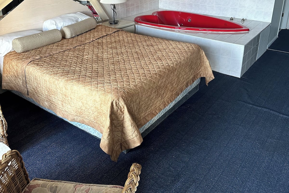 Deluxe Suite, 1 Katil Ratu (Queen), Jetted Tub | 1 bilik tidur, meja, ruang kerja komputer riba