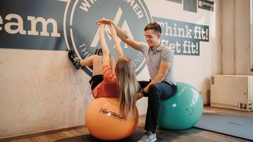 Un gimnasio con pelotas de ejercicio y una pared con mensajes motivacionales.