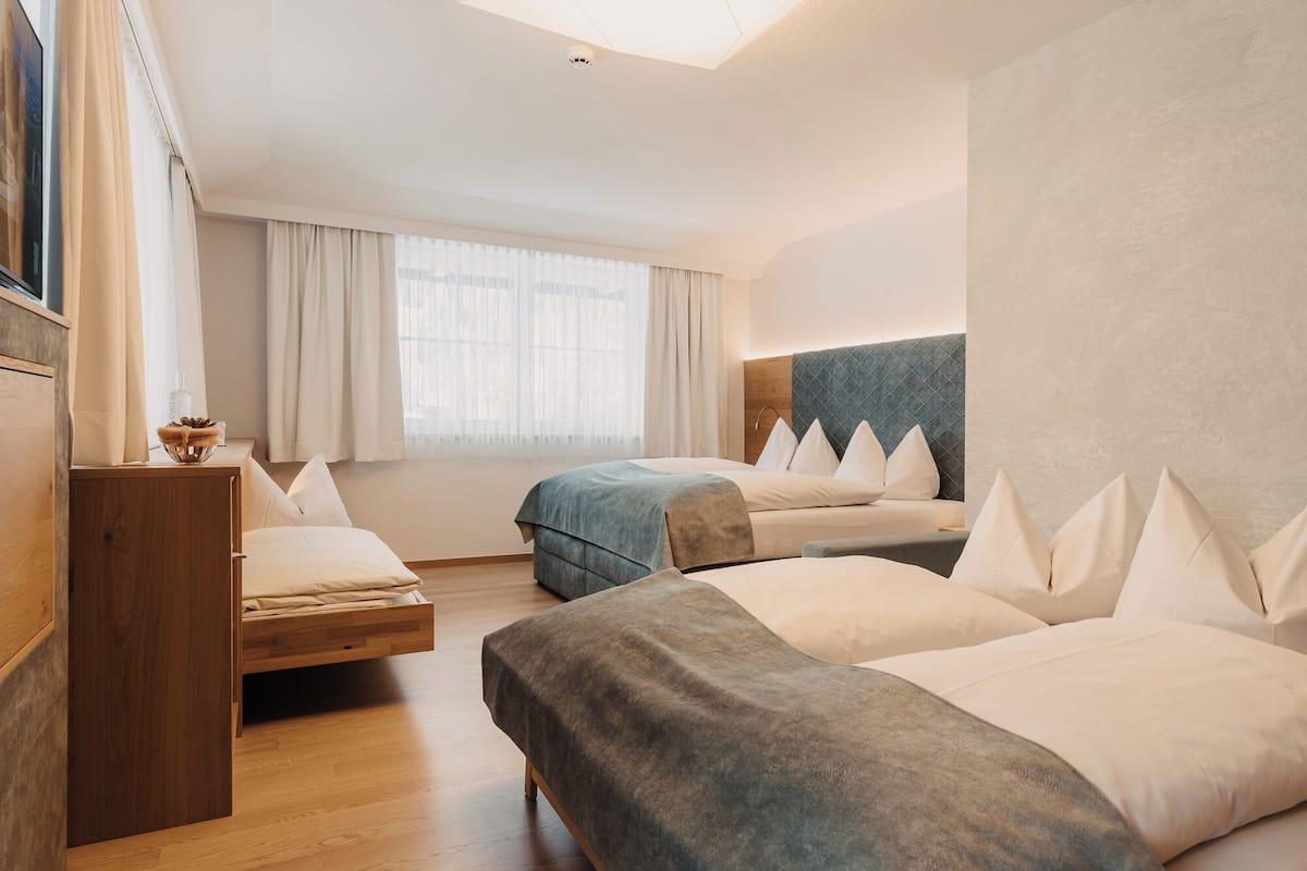 Vierbettzimmer mit Balkon | Sengetøy av topp kvalitet, dundyner, safe på rommet og skrivebord