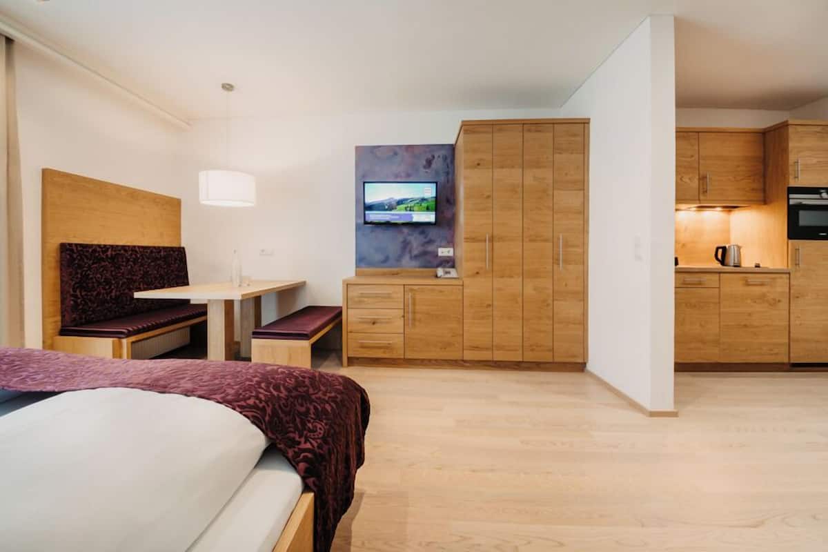 1 slaapkamer, luxe beddengoed, donzen dekbedden, een kluis op de kamer