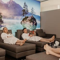 Een sauna, een stoombad, lichaamsbehandelingen, hotstone-massages