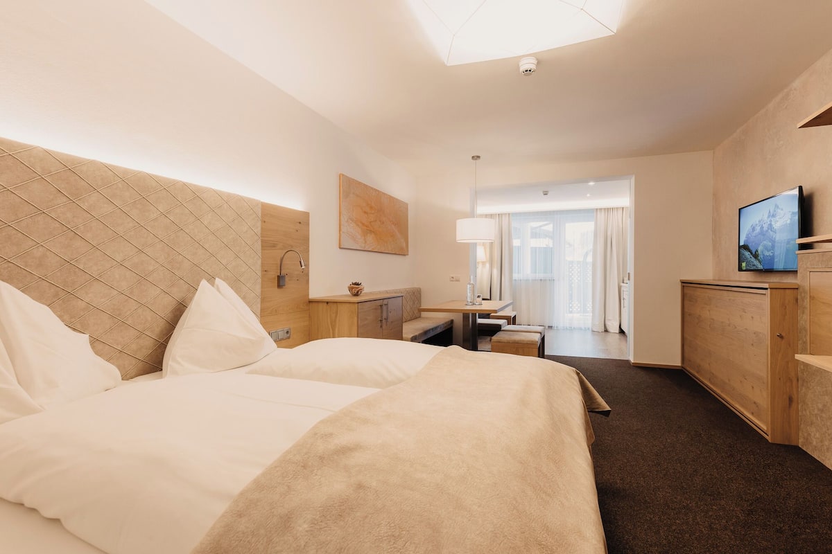 Suite (Kristall Garten) | 1 slaapkamer, luxe beddengoed, donzen dekbedden, een kluis op de kamer