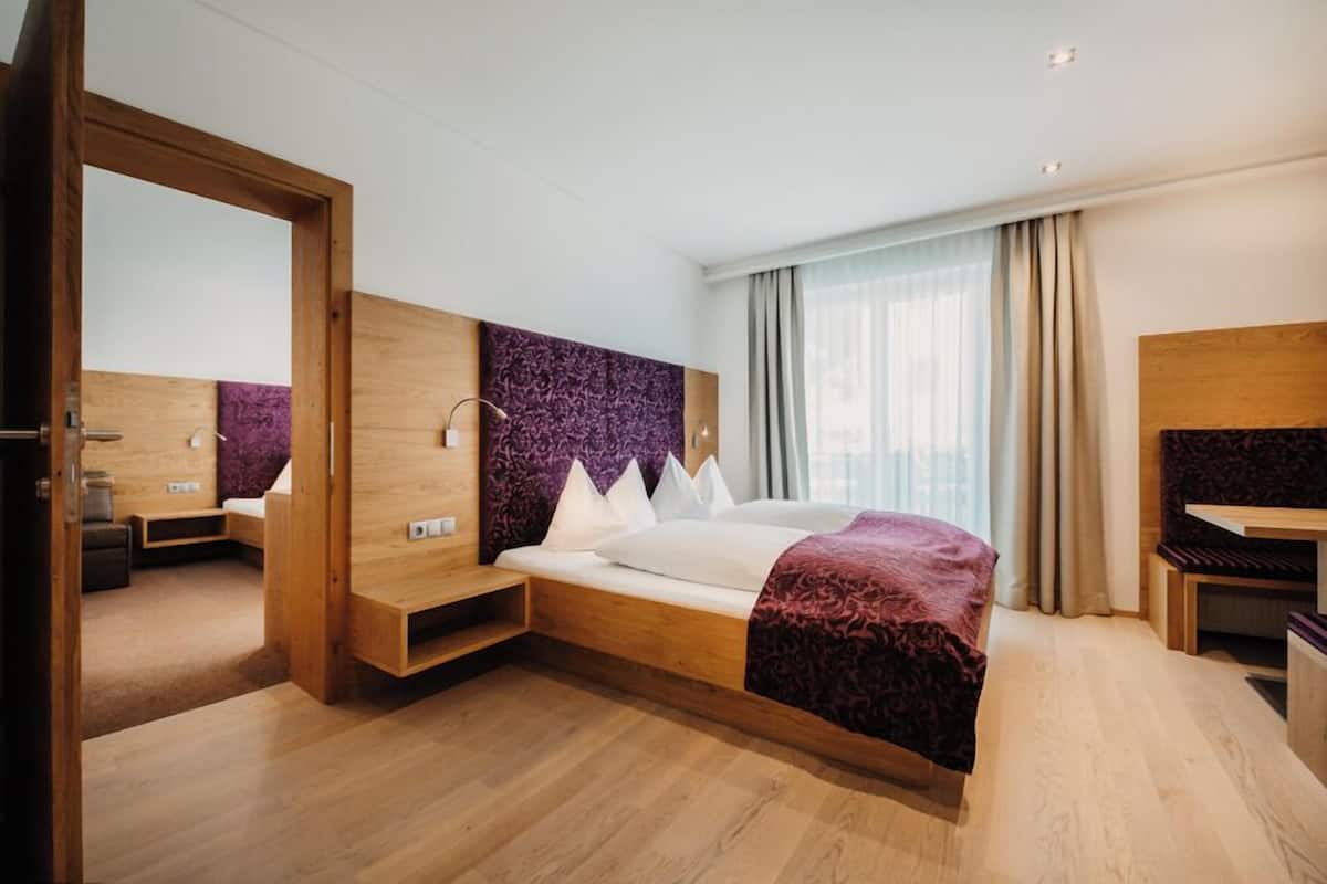 Suite (Amethyst)-Balkon | Sengetøy av topp kvalitet, dundyner, safe på rommet og skrivebord