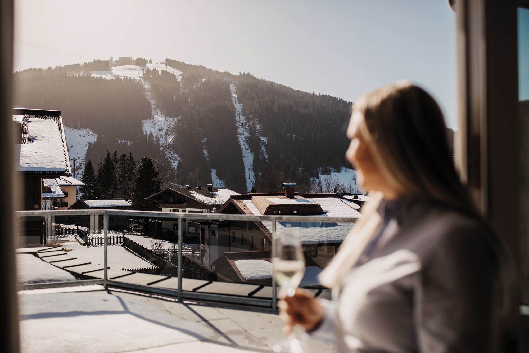 Televisión de pantalla plana, futbolito, tenis de mesa y libros 