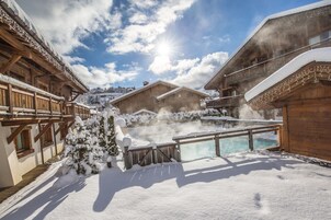 室外游泳池，11:00 至 21:00 开放，池畔遮阳伞，日光浴躺椅