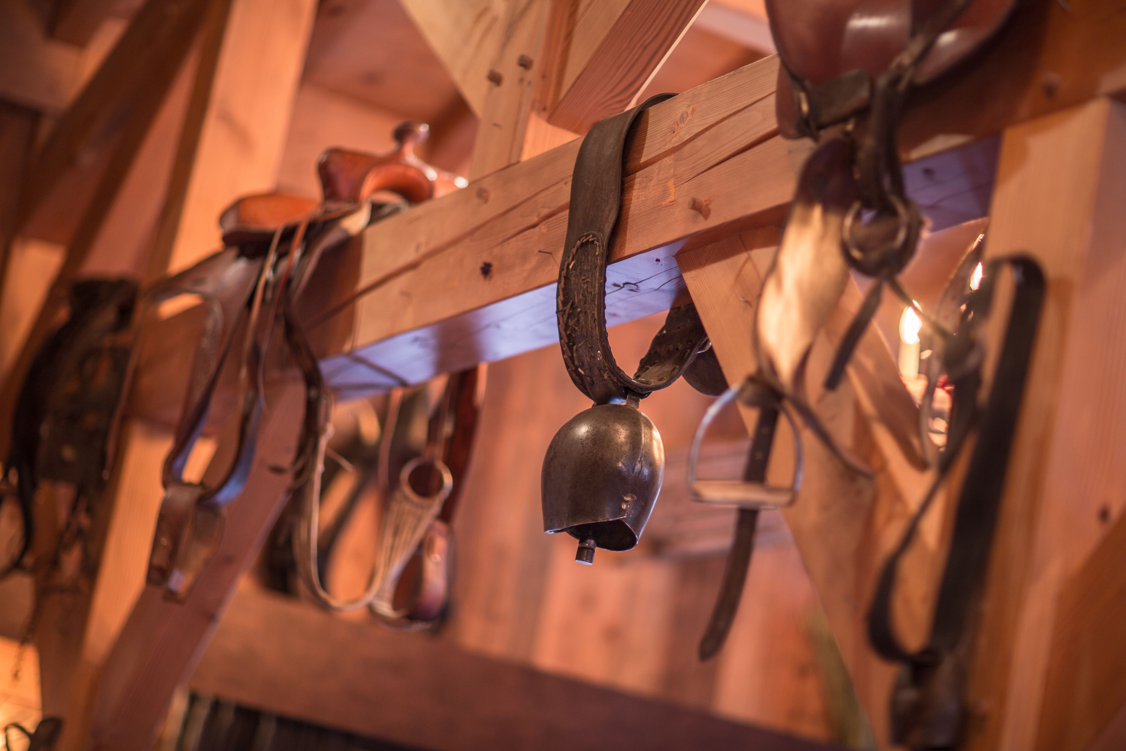 Una estructura de madera con campanas de metal colgando.