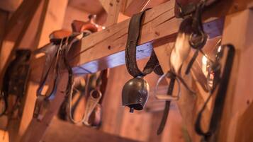 Una estructura de madera con campanas de metal colgando.