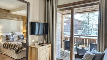 Junior Suite | Premium bedding, in-room safe, individually furnished, laptop workspace