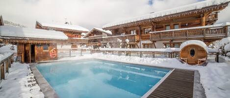 Piscina externa, funciona das 10h às 21h, guarda-sóis, espreguiçadeiras