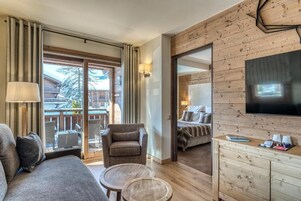 Ropa de cama de alta calidad y caja de seguridad en la habitación 