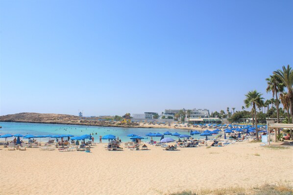 Am Strand, Liegestühle, Sonnenschirme, Strandtücher
