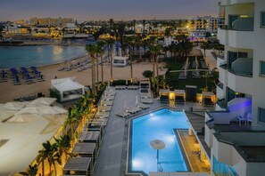 Utendørsbasseng, bassengparasoller og solsenger