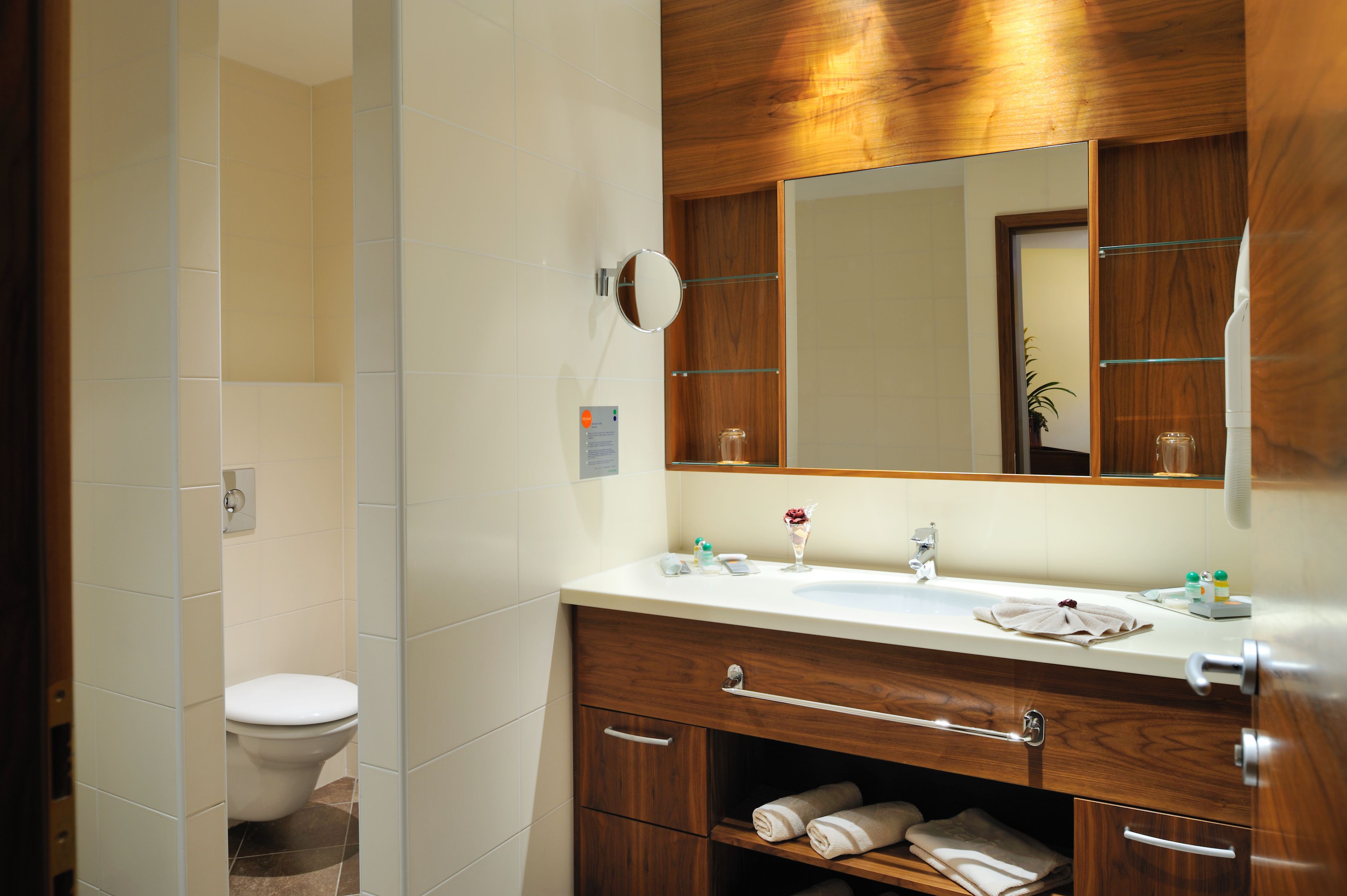 junior suite | bathroom | free toiletries, hair dryer, bathrobes, towels