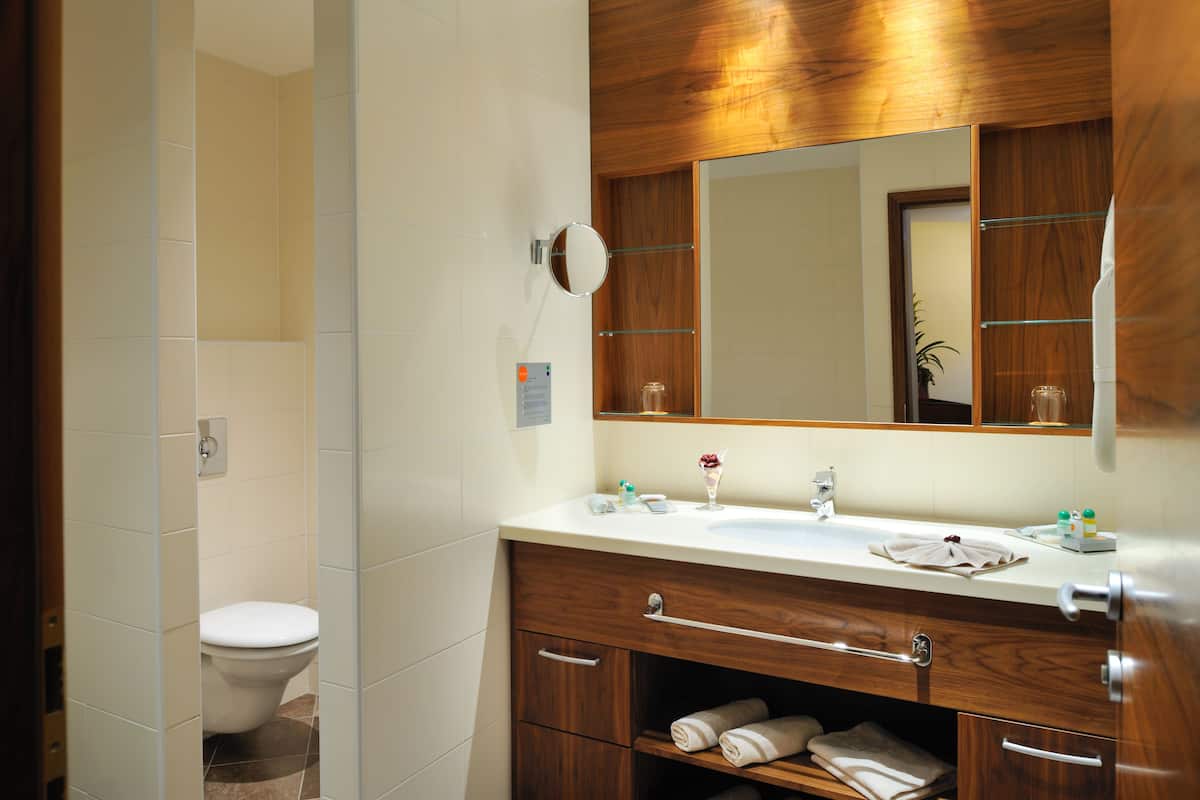 junior suite | bathroom | free toiletries, hair dryer, bathrobes, towels