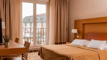 Apartment, 2 Bedrooms | 2 bedrooms, minibar, in-room safe, desk