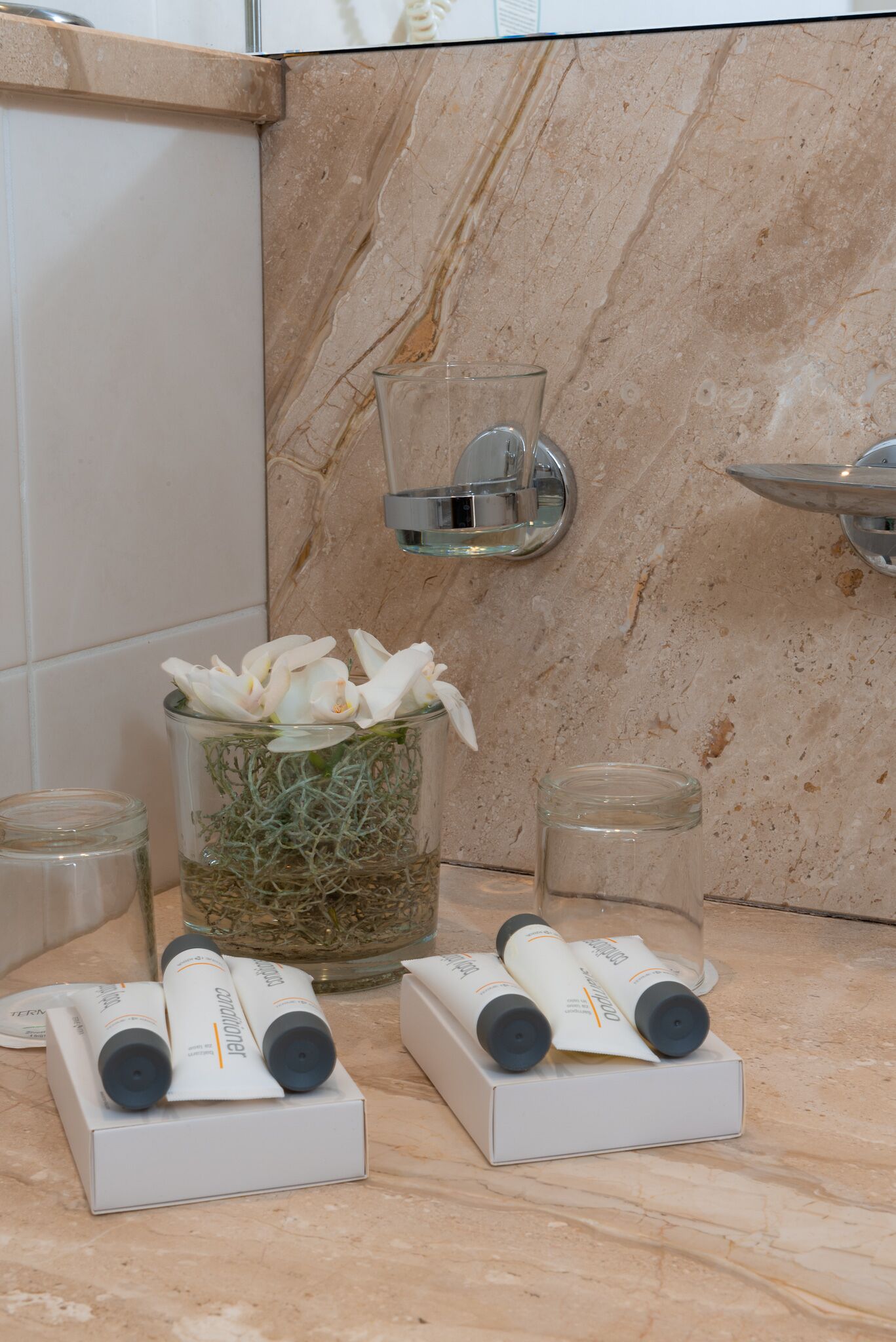 standard twin room | bathroom amenities | free toiletries, hair dryer, bathrobes, towels