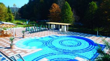 2 indoor pools, 3 outdoor pools, pool loungers