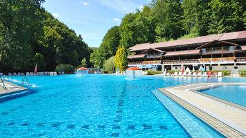 2 kolam renang indoor dan 3 kolam renang outdoor, dengan kursi berjemur